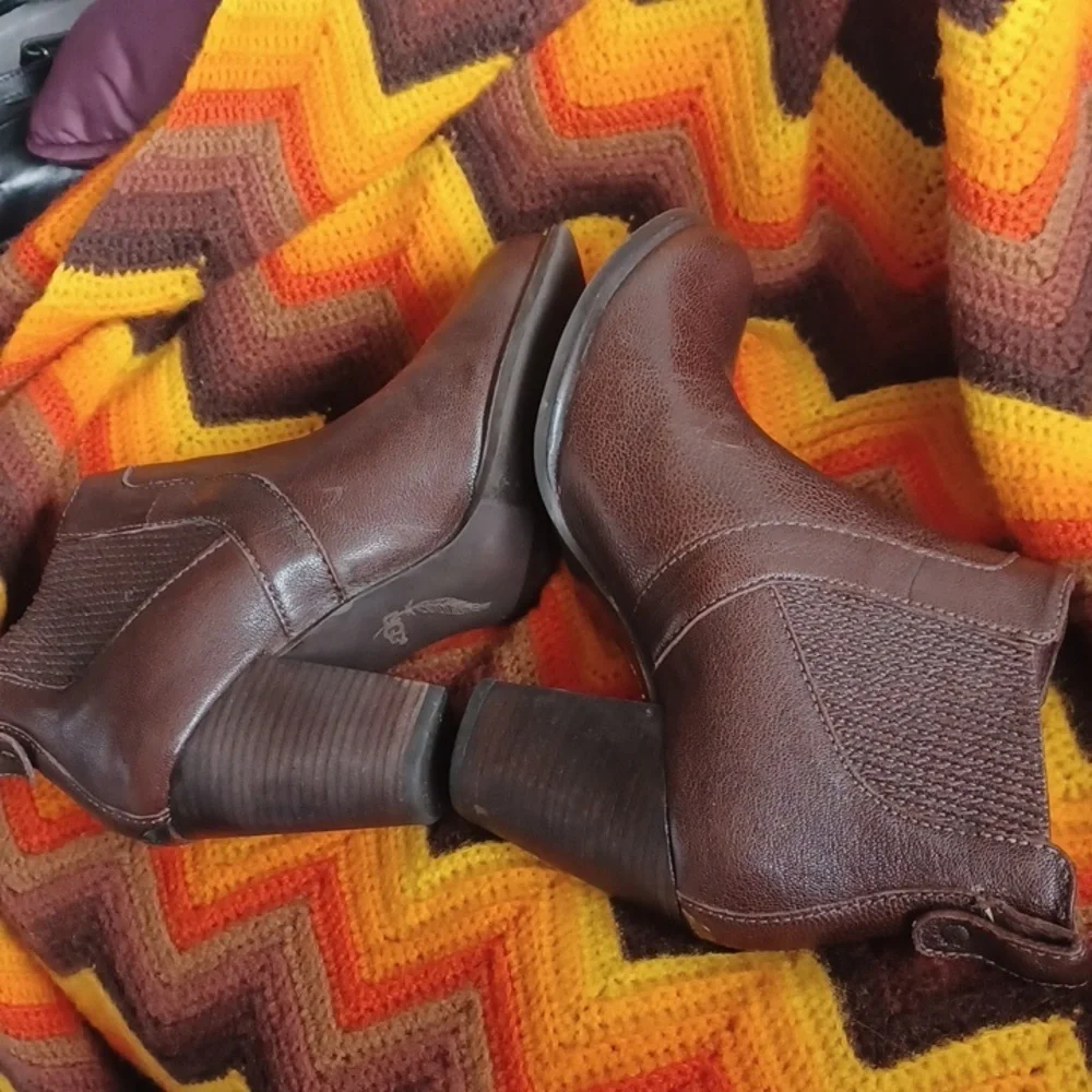 UGG Brown Nubuck Leather Cobie Booties Heeled boots size 8, Excellent Condition - Picture 6 of 9